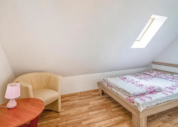 בית נופש 2 Bedroom Lovely In